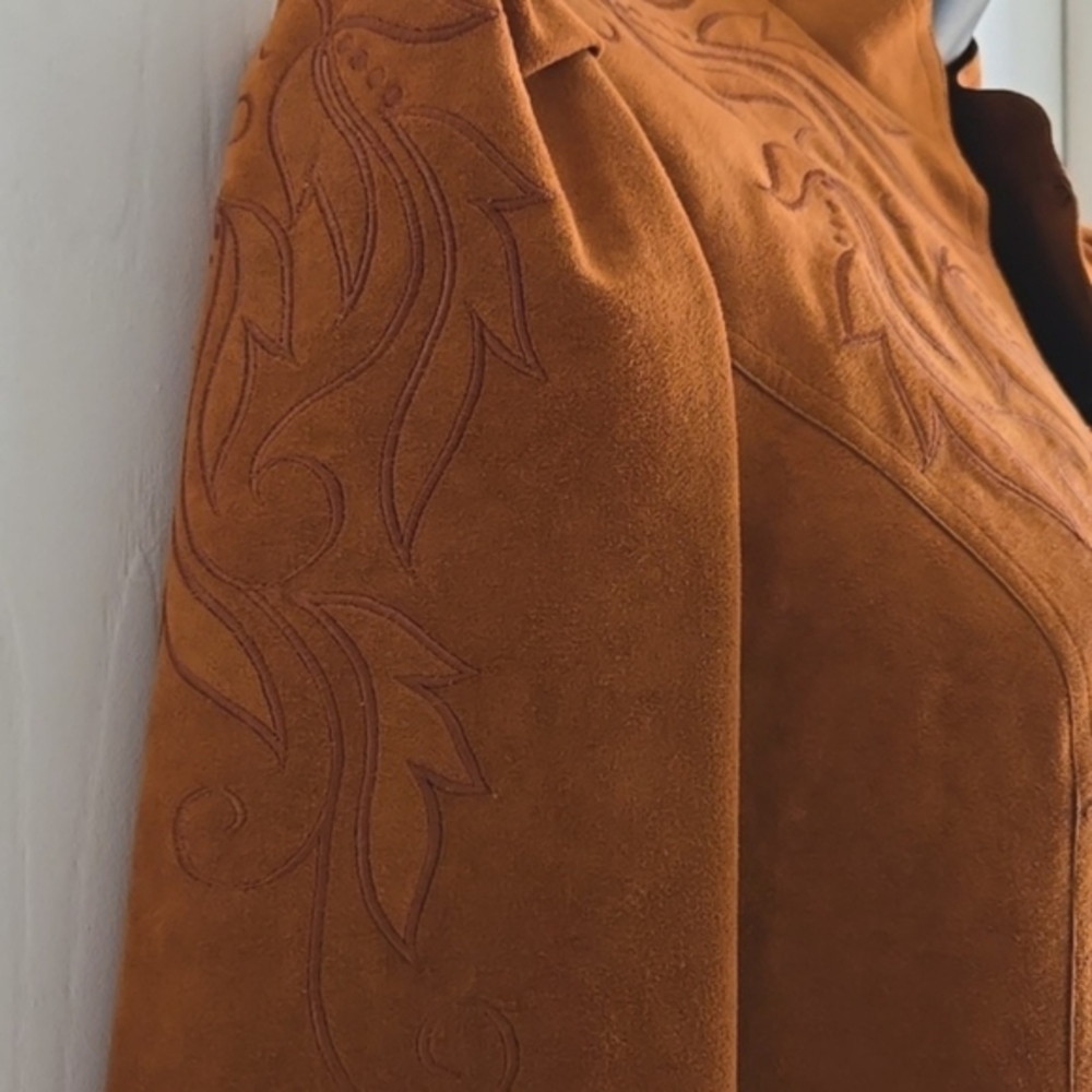 ⭐️ Host Pick⭐️ Suede Leather Embroidered Luxe Jacket |Hong Kong Inspired - Picture 4 of 13